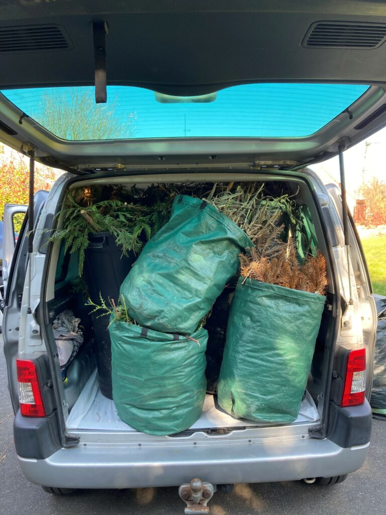Sacs de déchets verts destinés à la déchetterie : herbe, fagots, branches,