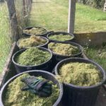 Aprés ramassage des tas d'herbes, les poubelles s'accumulent