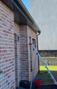 Nettoyer l'intérieur et la mousse sur les gouttières.